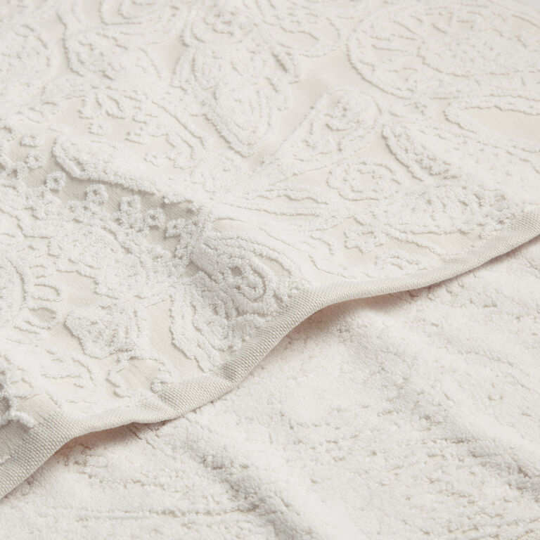 Anastasia Ivory And White Sculpted Paisley Bath Towel image number 4